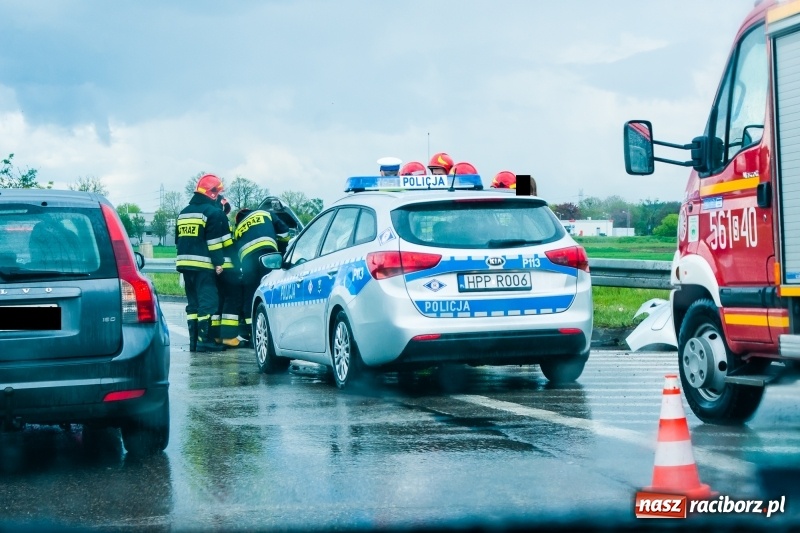 Zdjęcie w galerii na portalu naszraciborz.pl: Kolizje, plamy oleju i owady. Strażackie podsumowanie weekendu wiadomości z regionu
