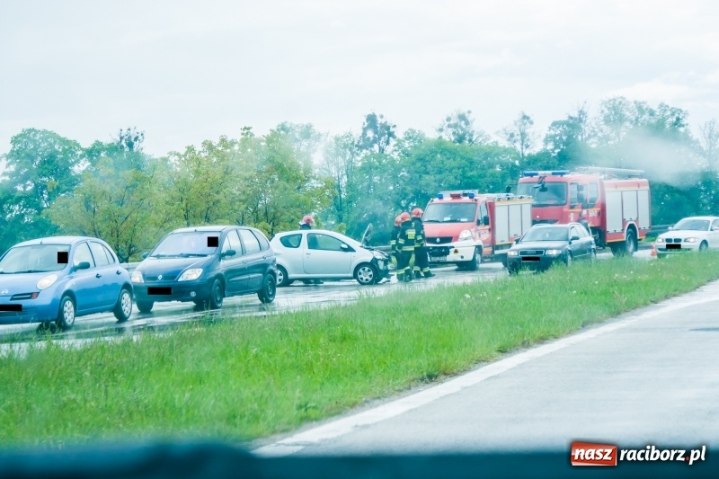 Zdjęcie w galerii na portalu naszraciborz.pl: Kolizje, plamy oleju i owady. Strażackie podsumowanie weekendu wiadomości z regionu