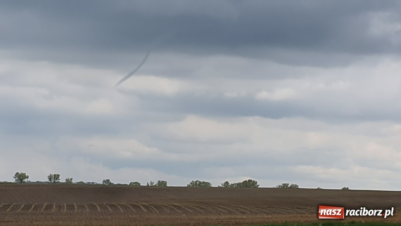 Zdjęcie w galerii na portalu naszraciborz.pl: Lej kondensacyjny nad Raciborzem [FOTO]  wiadomości z regionu
