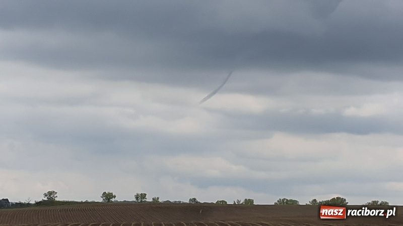 Zdjęcie w galerii na portalu naszraciborz.pl: Lej kondensacyjny nad Raciborzem [FOTO]  wiadomości z regionu