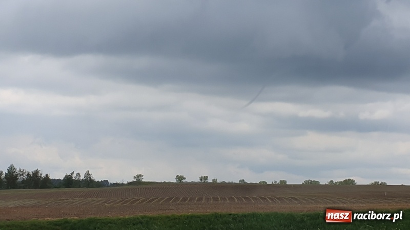 Zdjęcie w galerii na portalu naszraciborz.pl: Lej kondensacyjny nad Raciborzem [FOTO]  wiadomości z regionu