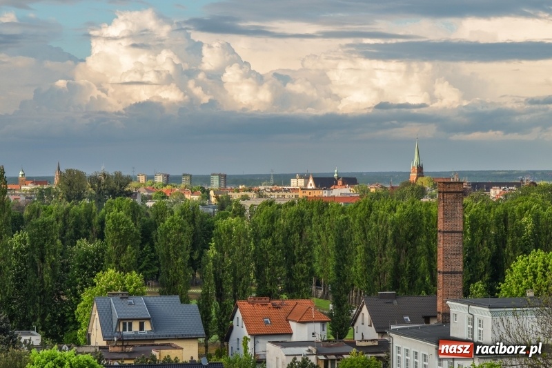 Zdjęcie w galerii na portalu naszraciborz.pl: Lej kondensacyjny nad Raciborzem [FOTO]  wiadomości z regionu