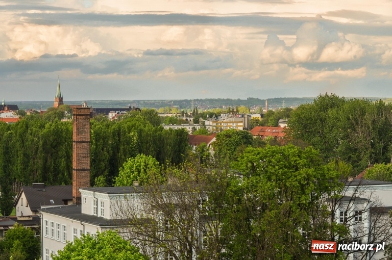 Zdjęcie w galerii na portalu naszraciborz.pl: Lej kondensacyjny nad Raciborzem [FOTO]  wiadomości z regionu