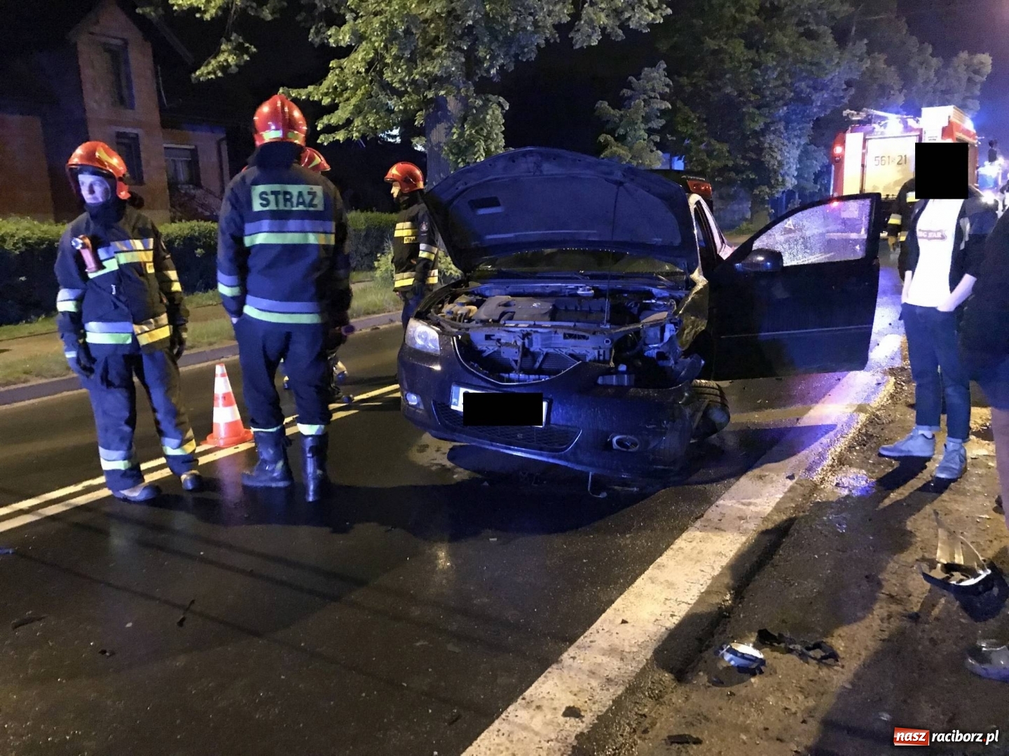 Zdjęcie w galerii na portalu naszraciborz.pl: BMW ścięło szpaler drzewek. Kierowca i pasażerowie mieli dużo szczęścia! wiadomości z regionu