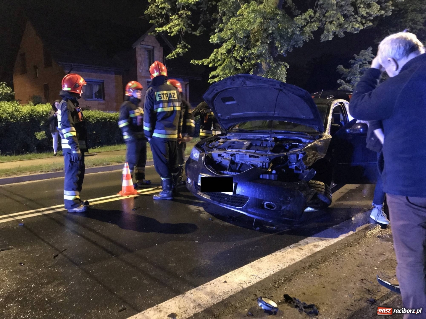 Zdjęcie w galerii na portalu naszraciborz.pl: BMW ścięło szpaler drzewek. Kierowca i pasażerowie mieli dużo szczęścia! wiadomości z regionu