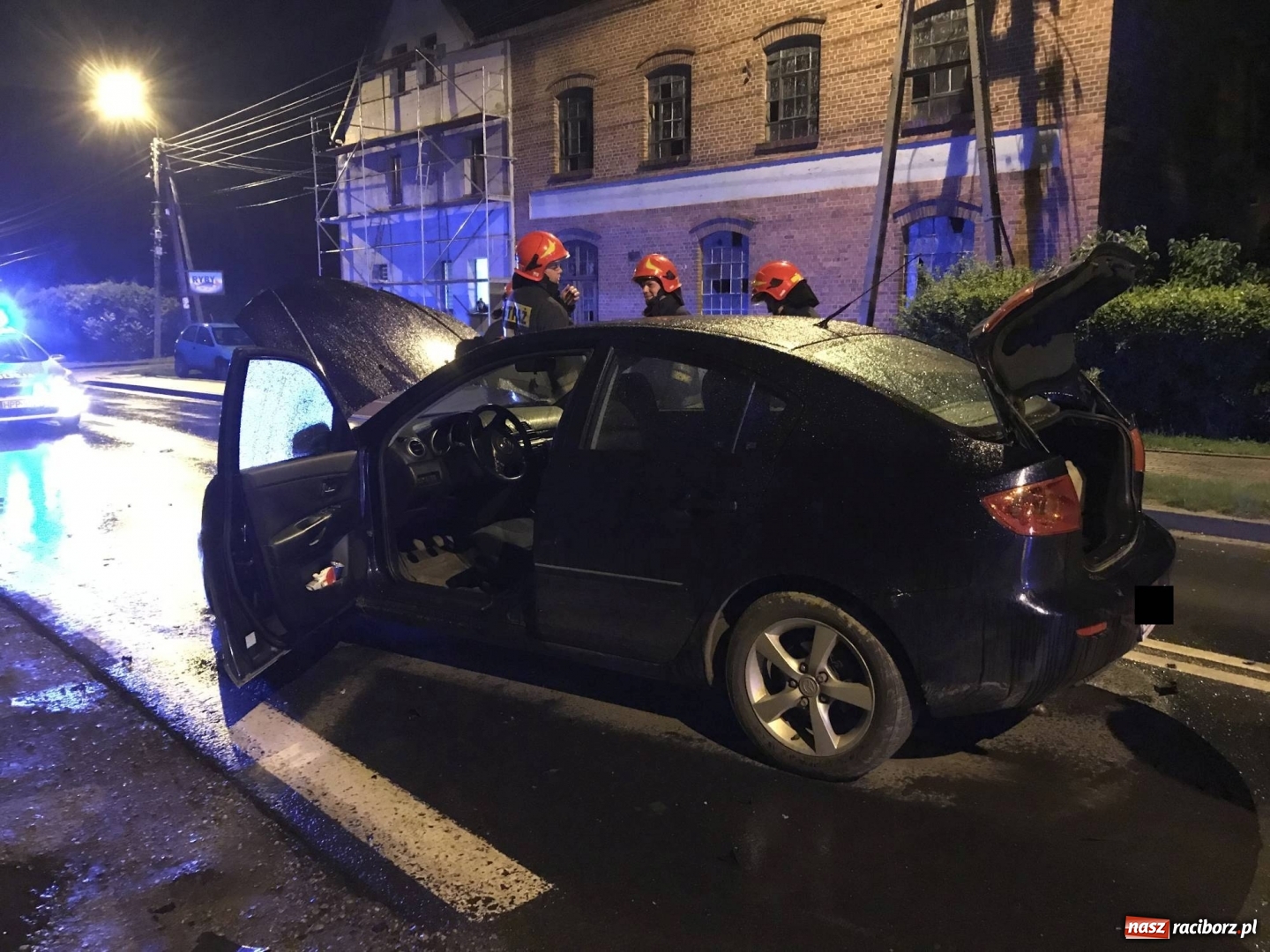 Zdjęcie w galerii na portalu naszraciborz.pl: BMW ścięło szpaler drzewek. Kierowca i pasażerowie mieli dużo szczęścia! wiadomości z regionu