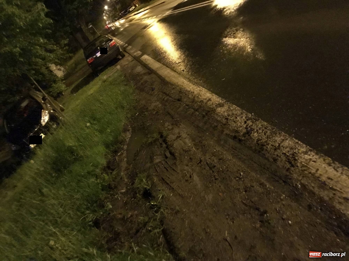 Zdjęcie w galerii na portalu naszraciborz.pl: BMW ścięło szpaler drzewek. Kierowca i pasażerowie mieli dużo szczęścia! wiadomości z regionu