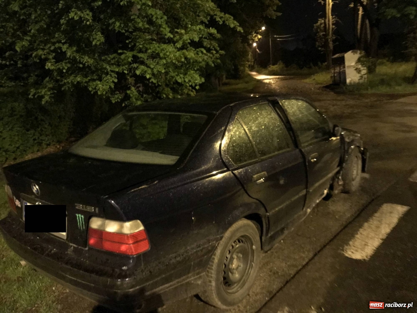 Zdjęcie w galerii na portalu naszraciborz.pl: BMW ścięło szpaler drzewek. Kierowca i pasażerowie mieli dużo szczęścia! wiadomości z regionu