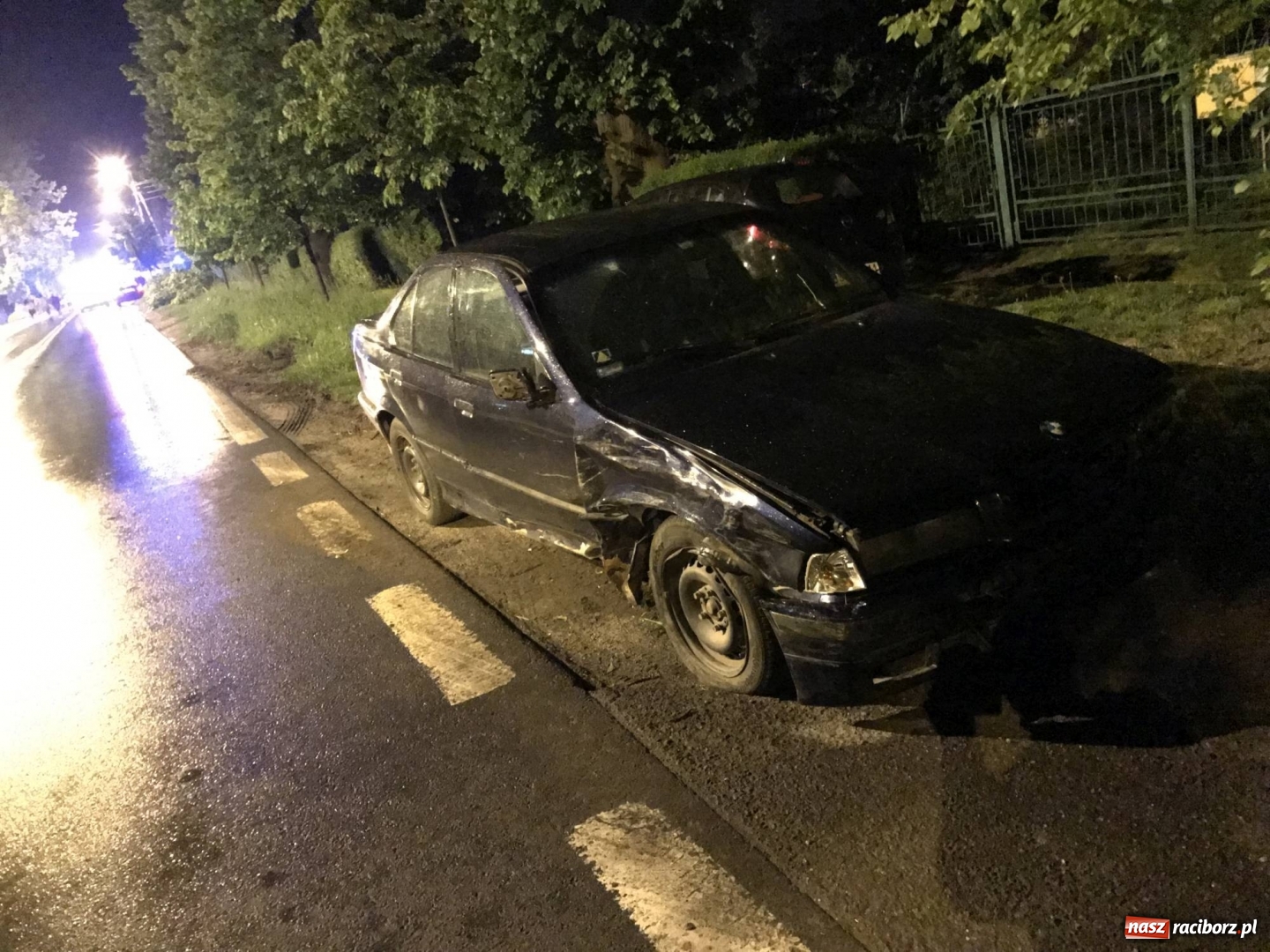 Zdjęcie w galerii na portalu naszraciborz.pl: BMW ścięło szpaler drzewek. Kierowca i pasażerowie mieli dużo szczęścia! wiadomości z regionu