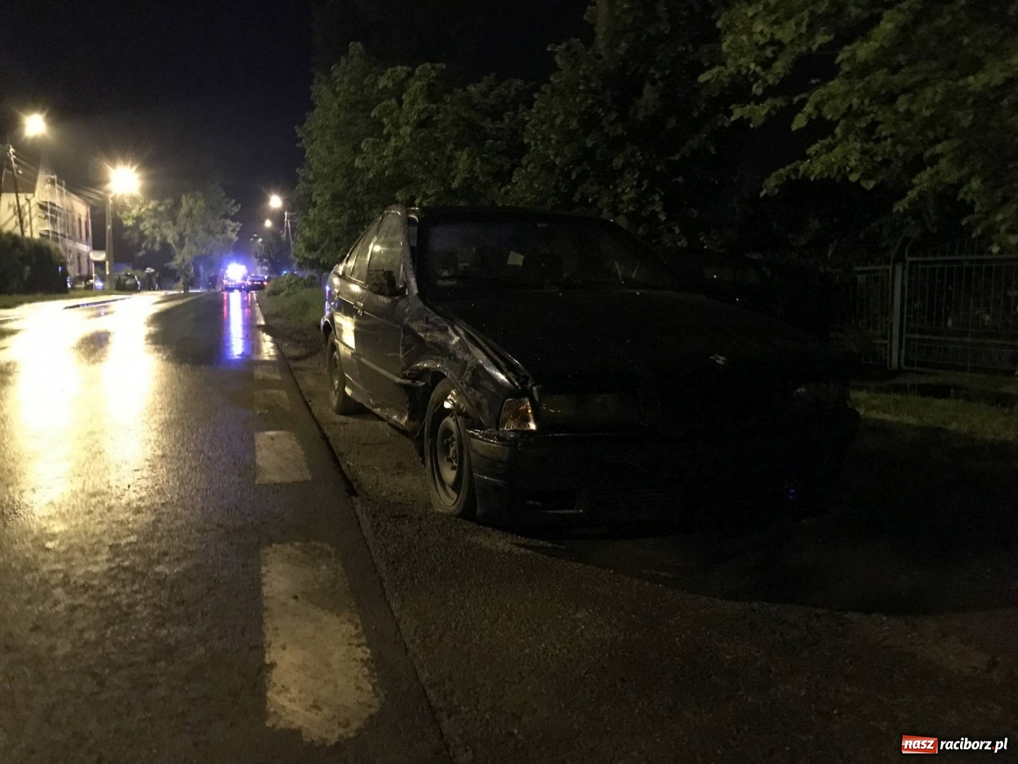 Zdjęcie w galerii na portalu naszraciborz.pl: BMW ścięło szpaler drzewek. Kierowca i pasażerowie mieli dużo szczęścia! wiadomości z regionu