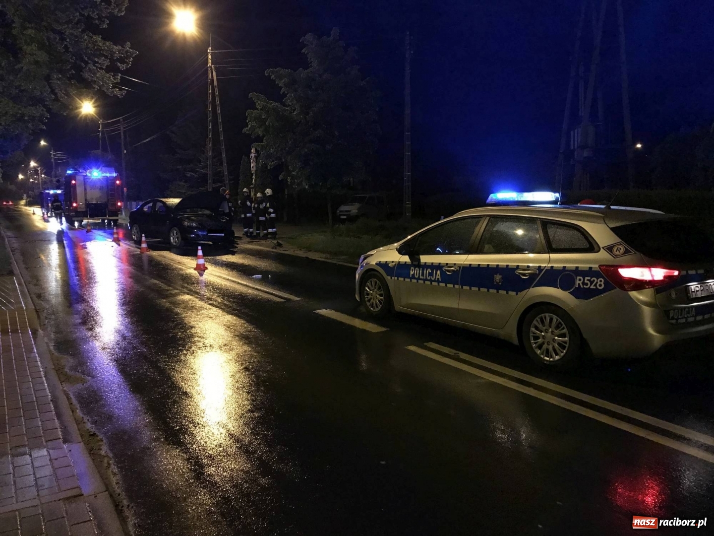 Zdjęcie w galerii na portalu naszraciborz.pl: BMW ścięło szpaler drzewek. Kierowca i pasażerowie mieli dużo szczęścia! wiadomości z regionu