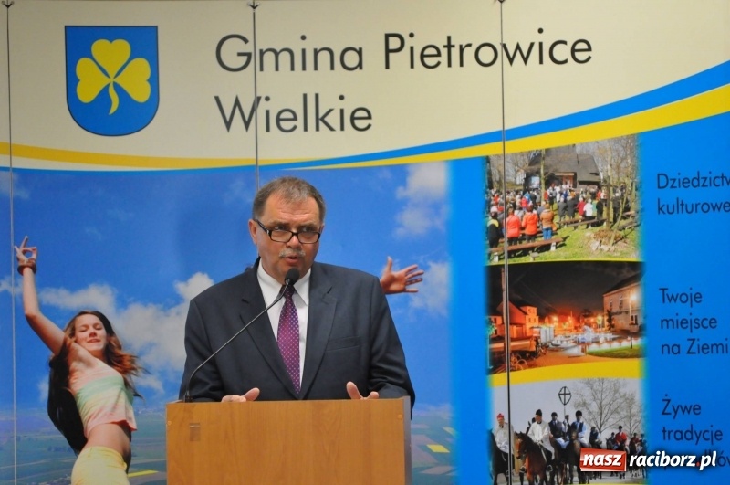 Zdjęcie w galerii na portalu naszraciborz.pl: Stoiska rozstawione, grille rozpalone, scena pełna gwiazd. Ruszyła 19. Eko-Wystawa w Pietrowicach Wielkich wiadomości z regionu