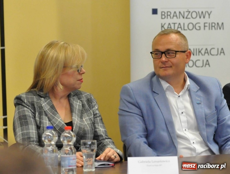 Zdjęcie w galerii na portalu naszraciborz.pl: Stoiska rozstawione, grille rozpalone, scena pełna gwiazd. Ruszyła 19. Eko-Wystawa w Pietrowicach Wielkich wiadomości z regionu