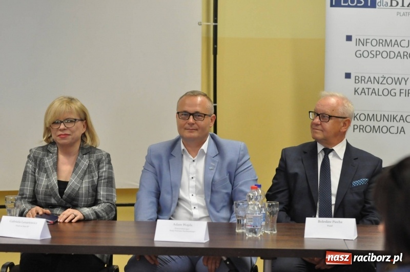 Zdjęcie w galerii na portalu naszraciborz.pl: Stoiska rozstawione, grille rozpalone, scena pełna gwiazd. Ruszyła 19. Eko-Wystawa w Pietrowicach Wielkich wiadomości z regionu