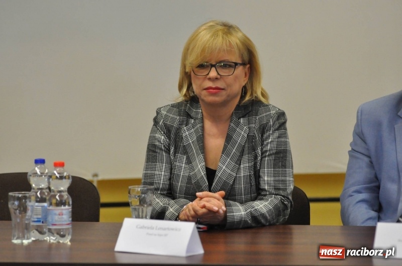 Zdjęcie w galerii na portalu naszraciborz.pl: Stoiska rozstawione, grille rozpalone, scena pełna gwiazd. Ruszyła 19. Eko-Wystawa w Pietrowicach Wielkich wiadomości z regionu