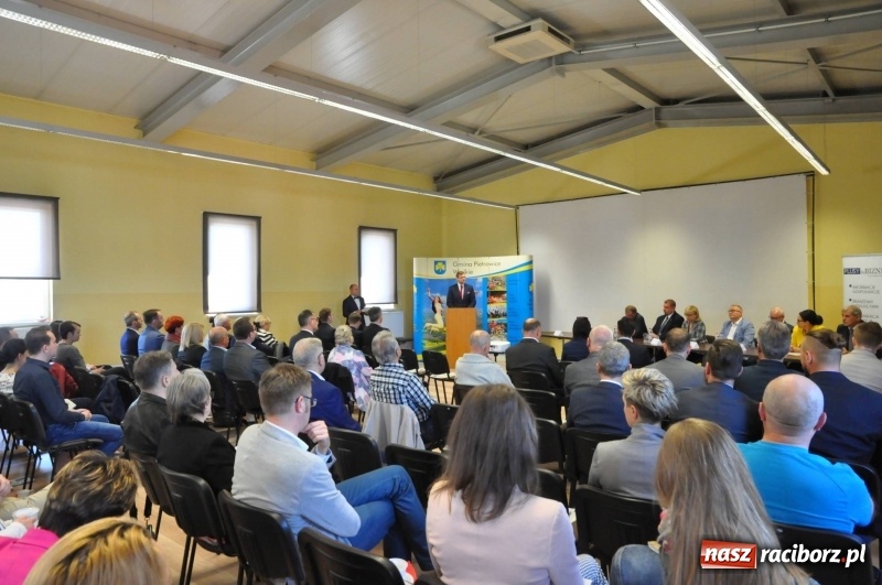 Zdjęcie w galerii na portalu naszraciborz.pl: Stoiska rozstawione, grille rozpalone, scena pełna gwiazd. Ruszyła 19. Eko-Wystawa w Pietrowicach Wielkich wiadomości z regionu