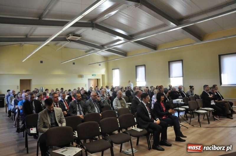 Zdjęcie w galerii na portalu naszraciborz.pl: Stoiska rozstawione, grille rozpalone, scena pełna gwiazd. Ruszyła 19. Eko-Wystawa w Pietrowicach Wielkich wiadomości z regionu