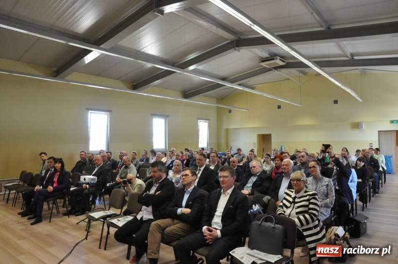 Zdjęcie w galerii na portalu naszraciborz.pl: Stoiska rozstawione, grille rozpalone, scena pełna gwiazd. Ruszyła 19. Eko-Wystawa w Pietrowicach Wielkich wiadomości z regionu