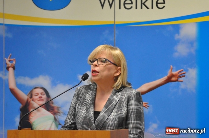 Zdjęcie w galerii na portalu naszraciborz.pl: Stoiska rozstawione, grille rozpalone, scena pełna gwiazd. Ruszyła 19. Eko-Wystawa w Pietrowicach Wielkich wiadomości z regionu