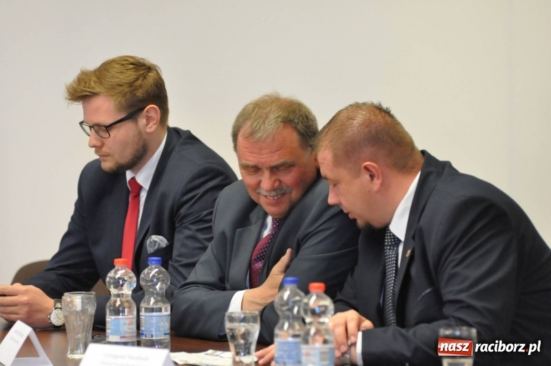 Zdjęcie w galerii na portalu naszraciborz.pl: Stoiska rozstawione, grille rozpalone, scena pełna gwiazd. Ruszyła 19. Eko-Wystawa w Pietrowicach Wielkich wiadomości z regionu