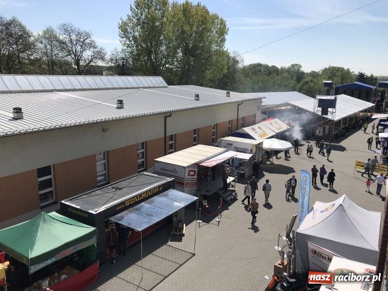 Zdjęcie w galerii na portalu naszraciborz.pl: Stoiska rozstawione, grille rozpalone, scena pełna gwiazd. Ruszyła 19. Eko-Wystawa w Pietrowicach Wielkich wiadomości z regionu