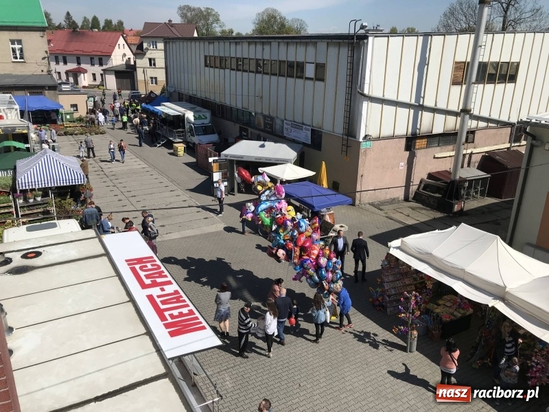 Zdjęcie w galerii na portalu naszraciborz.pl: Stoiska rozstawione, grille rozpalone, scena pełna gwiazd. Ruszyła 19. Eko-Wystawa w Pietrowicach Wielkich wiadomości z regionu