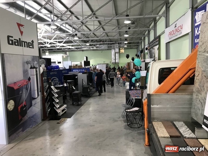 Zdjęcie w galerii na portalu naszraciborz.pl: Stoiska rozstawione, grille rozpalone, scena pełna gwiazd. Ruszyła 19. Eko-Wystawa w Pietrowicach Wielkich wiadomości z regionu