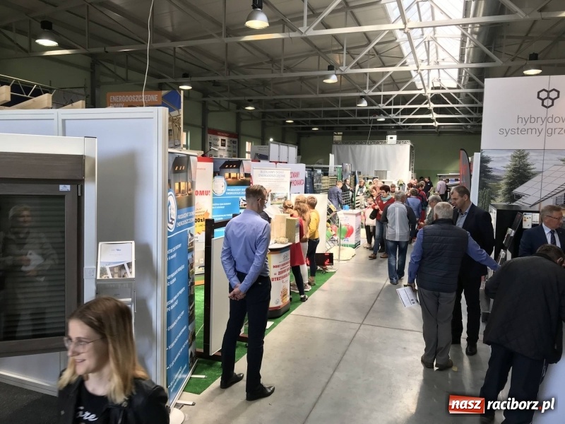 Zdjęcie w galerii na portalu naszraciborz.pl: Stoiska rozstawione, grille rozpalone, scena pełna gwiazd. Ruszyła 19. Eko-Wystawa w Pietrowicach Wielkich wiadomości z regionu