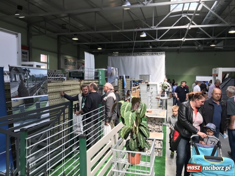 Zdjęcie w galerii na portalu naszraciborz.pl: Stoiska rozstawione, grille rozpalone, scena pełna gwiazd. Ruszyła 19. Eko-Wystawa w Pietrowicach Wielkich wiadomości z regionu