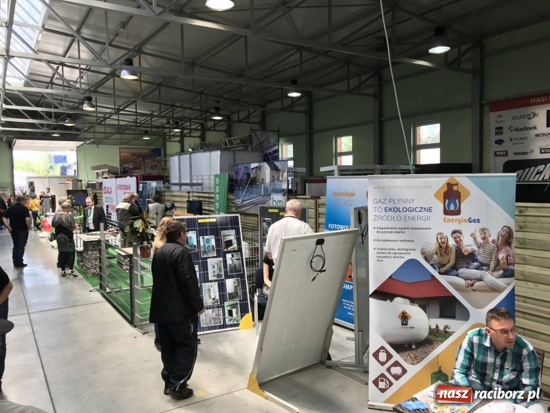 Zdjęcie w galerii na portalu naszraciborz.pl: Stoiska rozstawione, grille rozpalone, scena pełna gwiazd. Ruszyła 19. Eko-Wystawa w Pietrowicach Wielkich wiadomości z regionu