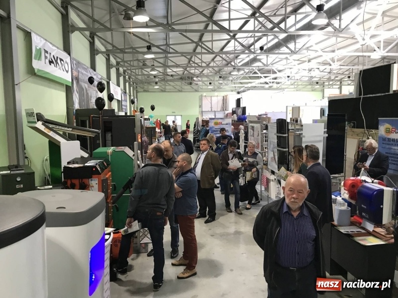 Zdjęcie w galerii na portalu naszraciborz.pl: Stoiska rozstawione, grille rozpalone, scena pełna gwiazd. Ruszyła 19. Eko-Wystawa w Pietrowicach Wielkich wiadomości z regionu