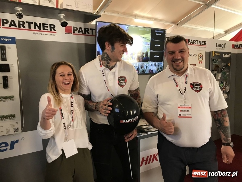 Zdjęcie w galerii na portalu naszraciborz.pl: Stoiska rozstawione, grille rozpalone, scena pełna gwiazd. Ruszyła 19. Eko-Wystawa w Pietrowicach Wielkich wiadomości z regionu