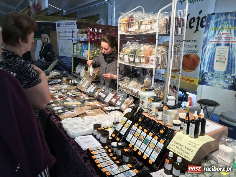 Zdjęcie w galerii na portalu naszraciborz.pl: Stoiska rozstawione, grille rozpalone, scena pełna gwiazd. Ruszyła 19. Eko-Wystawa w Pietrowicach Wielkich wiadomości z regionu