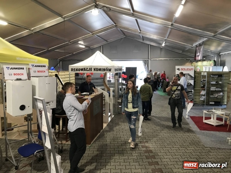 Zdjęcie w galerii na portalu naszraciborz.pl: Stoiska rozstawione, grille rozpalone, scena pełna gwiazd. Ruszyła 19. Eko-Wystawa w Pietrowicach Wielkich wiadomości z regionu