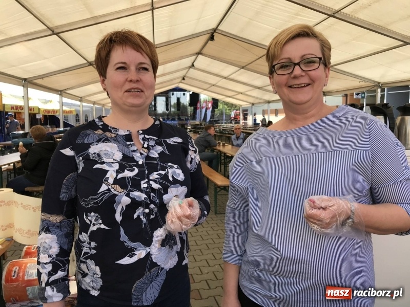 Zdjęcie w galerii na portalu naszraciborz.pl: Stoiska rozstawione, grille rozpalone, scena pełna gwiazd. Ruszyła 19. Eko-Wystawa w Pietrowicach Wielkich wiadomości z regionu