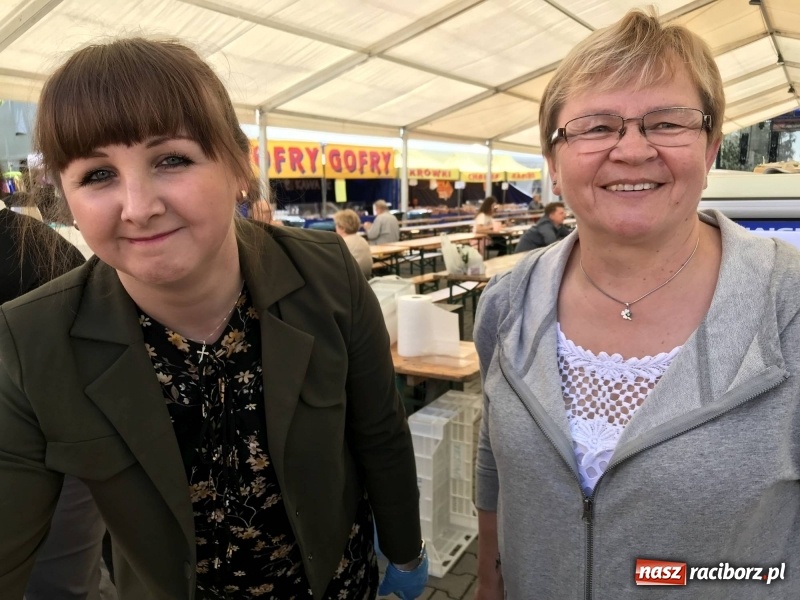 Zdjęcie w galerii na portalu naszraciborz.pl: Stoiska rozstawione, grille rozpalone, scena pełna gwiazd. Ruszyła 19. Eko-Wystawa w Pietrowicach Wielkich wiadomości z regionu