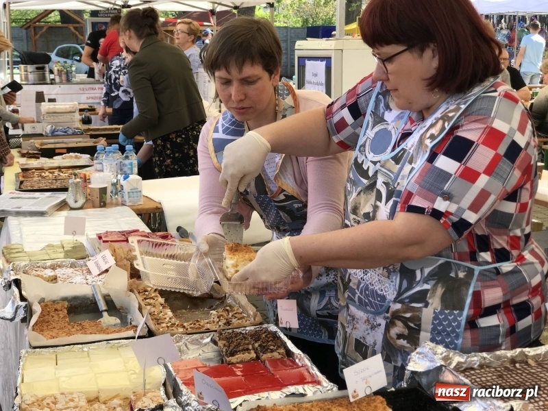 Zdjęcie w galerii na portalu naszraciborz.pl: Stoiska rozstawione, grille rozpalone, scena pełna gwiazd. Ruszyła 19. Eko-Wystawa w Pietrowicach Wielkich wiadomości z regionu