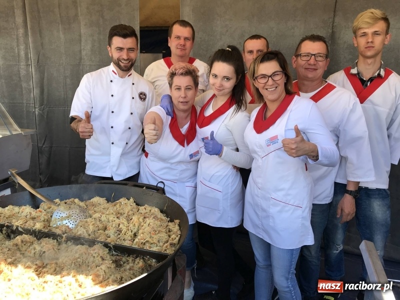 Zdjęcie w galerii na portalu naszraciborz.pl: Stoiska rozstawione, grille rozpalone, scena pełna gwiazd. Ruszyła 19. Eko-Wystawa w Pietrowicach Wielkich wiadomości z regionu