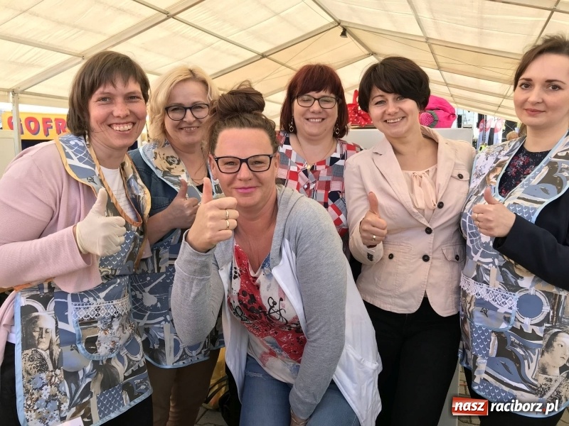 Zdjęcie w galerii na portalu naszraciborz.pl: Stoiska rozstawione, grille rozpalone, scena pełna gwiazd. Ruszyła 19. Eko-Wystawa w Pietrowicach Wielkich wiadomości z regionu