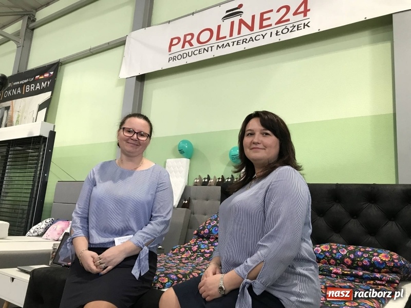 Zdjęcie w galerii na portalu naszraciborz.pl: Stoiska rozstawione, grille rozpalone, scena pełna gwiazd. Ruszyła 19. Eko-Wystawa w Pietrowicach Wielkich wiadomości z regionu