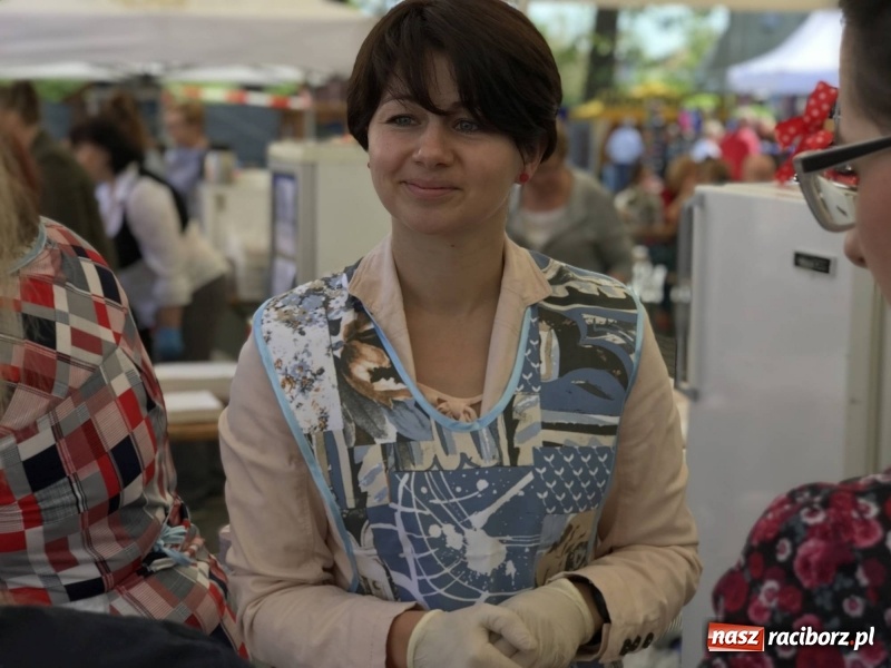 Zdjęcie w galerii na portalu naszraciborz.pl: Stoiska rozstawione, grille rozpalone, scena pełna gwiazd. Ruszyła 19. Eko-Wystawa w Pietrowicach Wielkich wiadomości z regionu