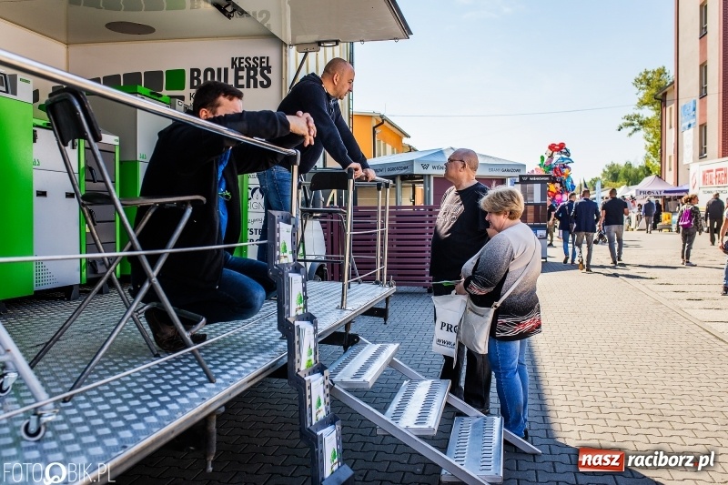 Zdjęcie w galerii na portalu naszraciborz.pl: Stoiska rozstawione, grille rozpalone, scena pełna gwiazd. Ruszyła 19. Eko-Wystawa w Pietrowicach Wielkich wiadomości z regionu