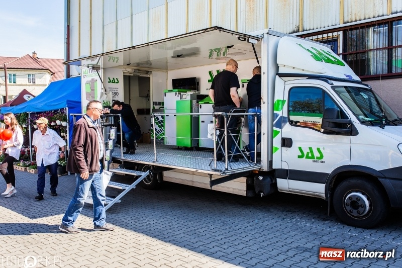 Zdjęcie w galerii na portalu naszraciborz.pl: Stoiska rozstawione, grille rozpalone, scena pełna gwiazd. Ruszyła 19. Eko-Wystawa w Pietrowicach Wielkich wiadomości z regionu