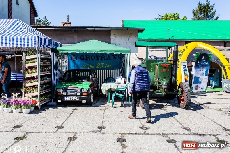 Zdjęcie w galerii na portalu naszraciborz.pl: Stoiska rozstawione, grille rozpalone, scena pełna gwiazd. Ruszyła 19. Eko-Wystawa w Pietrowicach Wielkich wiadomości z regionu