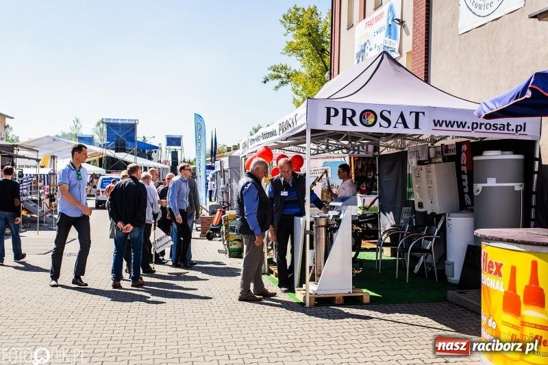 Zdjęcie w galerii na portalu naszraciborz.pl: Stoiska rozstawione, grille rozpalone, scena pełna gwiazd. Ruszyła 19. Eko-Wystawa w Pietrowicach Wielkich wiadomości z regionu