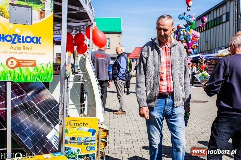 Zdjęcie w galerii na portalu naszraciborz.pl: Stoiska rozstawione, grille rozpalone, scena pełna gwiazd. Ruszyła 19. Eko-Wystawa w Pietrowicach Wielkich wiadomości z regionu