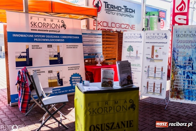 Zdjęcie w galerii na portalu naszraciborz.pl: Stoiska rozstawione, grille rozpalone, scena pełna gwiazd. Ruszyła 19. Eko-Wystawa w Pietrowicach Wielkich wiadomości z regionu