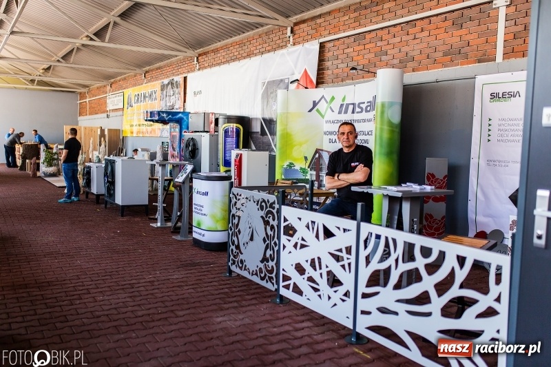 Zdjęcie w galerii na portalu naszraciborz.pl: Stoiska rozstawione, grille rozpalone, scena pełna gwiazd. Ruszyła 19. Eko-Wystawa w Pietrowicach Wielkich wiadomości z regionu