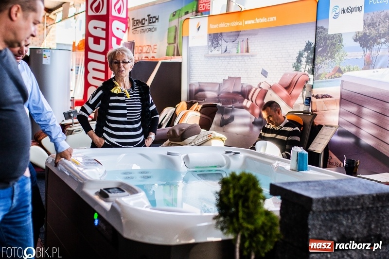 Zdjęcie w galerii na portalu naszraciborz.pl: Stoiska rozstawione, grille rozpalone, scena pełna gwiazd. Ruszyła 19. Eko-Wystawa w Pietrowicach Wielkich wiadomości z regionu