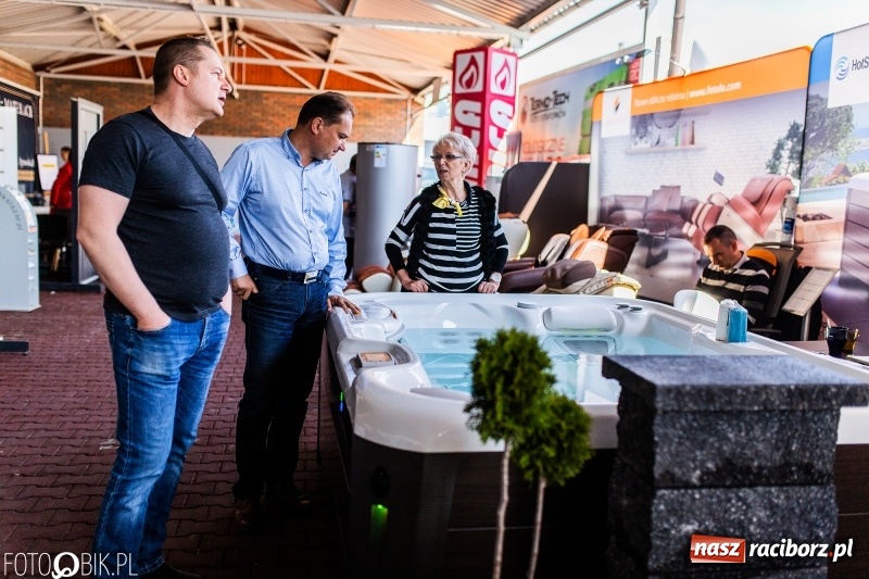 Zdjęcie w galerii na portalu naszraciborz.pl: Stoiska rozstawione, grille rozpalone, scena pełna gwiazd. Ruszyła 19. Eko-Wystawa w Pietrowicach Wielkich wiadomości z regionu